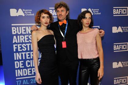 Sofía Gala y Vera Spinetta posaron junto al actor y cineasta Michael Taylor Jackson en el estreno de la película Bajo naranja, en el marco de la edición 25°  del Festival de Cine Independiente de Buenos Aires