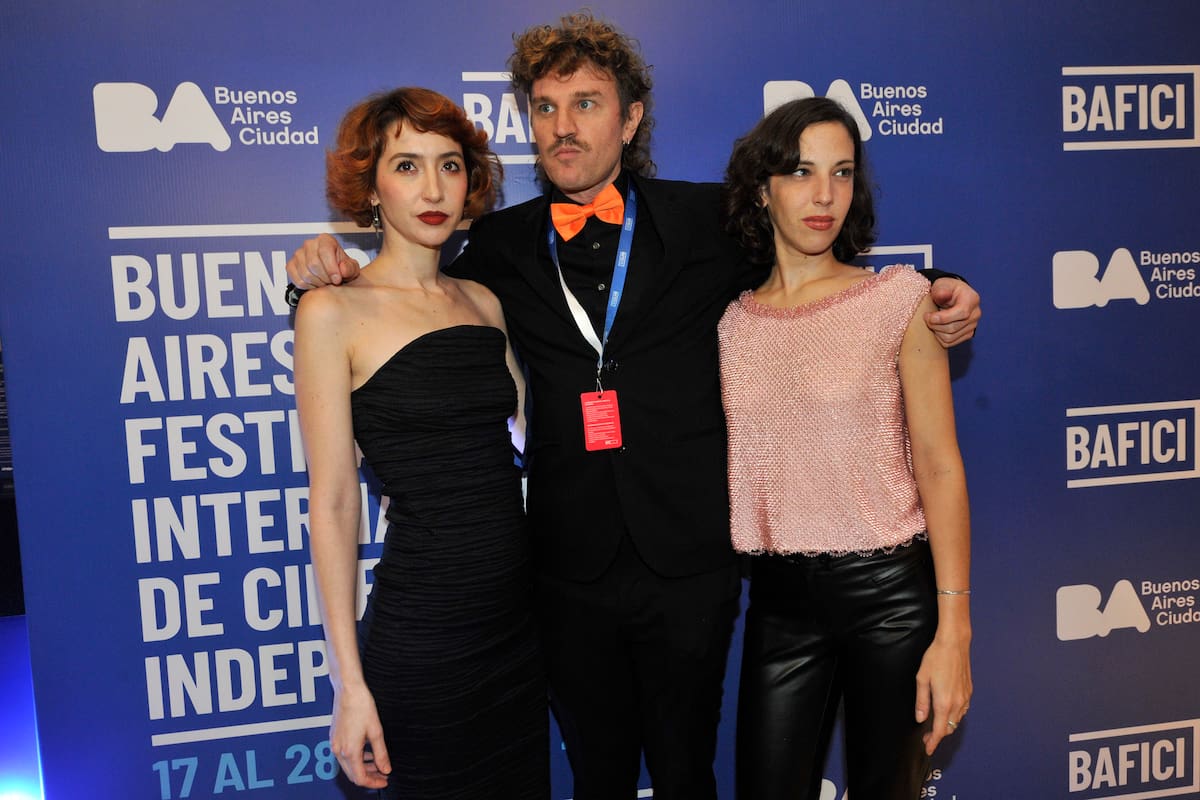Sofía Gala y Vera Spinetta posaron junto al actor y cineasta Michael Taylor Jackson en el estreno de la película Bajo naranja, en el marco de la edición 25° del Festival de Cine Independiente de Buenos Aires