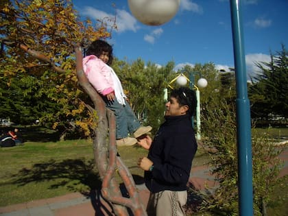 Sofía Herrera con su papá en una plaza de Río Grande