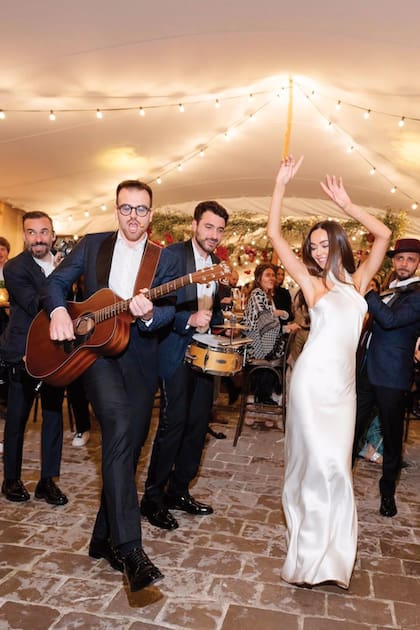 Sofía Isabella baila junto a los músicos de Boys4Road que animaron la comida del shabat previa a la boda.