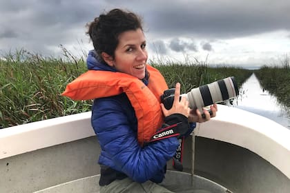 Sofía López Mañán en acción durante una navegación por los Esteros del Iberá.