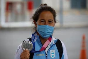 Sofía Maccari muestra con orgullo la medalla de plata que ganó en Tokio. Sin embargo, la alegría de la jugadora duró muy poco porque al volver a nuestro país sufrió el robo de su presea olímpica
