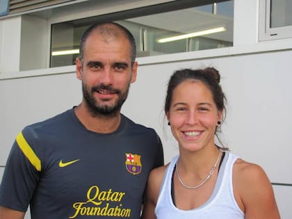 Sofía Maccari tiene fotos que guarda para toda la vida, como esta con Pep Guardiola, el día que con las Leonas visitaron Barcelona