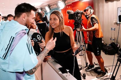 Sofía Martínez en una entrevista con Lionel Messi