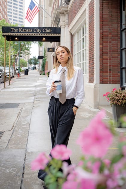 Sofía Martínez posa en las calles de Kansas City, una de las ciudades sede del Mundial 2026, con un look urbano: pantalón pinzado, camisa y corbata, de Allô Martínez