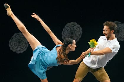 Sofía Menteguiaga y Facundo Luqui, protagonistas de esta obra contemporánea, en un lúdico primer acto