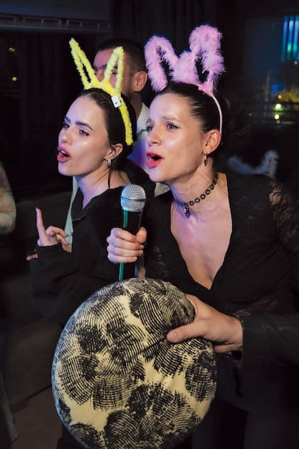 Sofía Morandi y Violeta Urtizberea, fascinadas con el karaoke