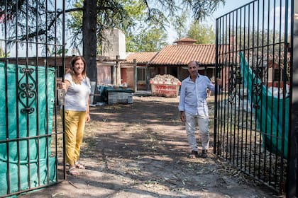 Sofía Paz y Hernán Álvarez en las puertas del futuro hogar de niños