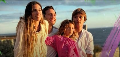 Sofía Reca, Tomás Yankelevich junto a sus hijos Inti y Mila