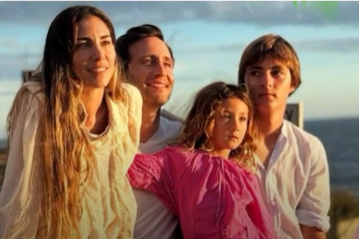 Sofía Reca y Tomás Yankelevich junto a sus hijos Inti y Mila