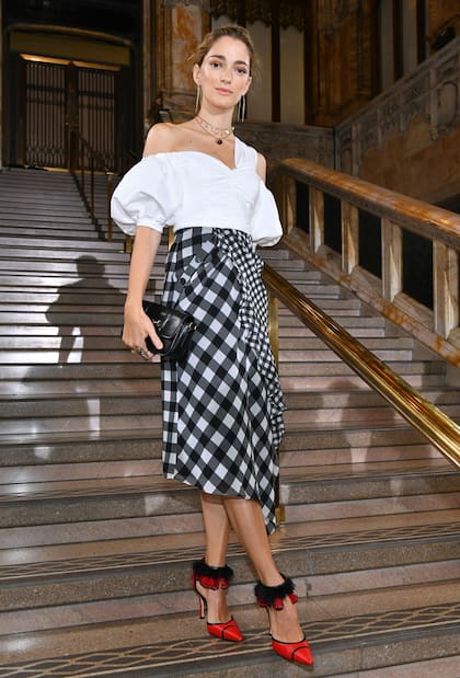 Calentando motores para el Paris Fashion Week, Chufi hizo su presentación estelar en el desfile de Self Portrait con equipo completo de la maison y exquisitos stilettos de Ricagno con plumas y volados en la pulsera.