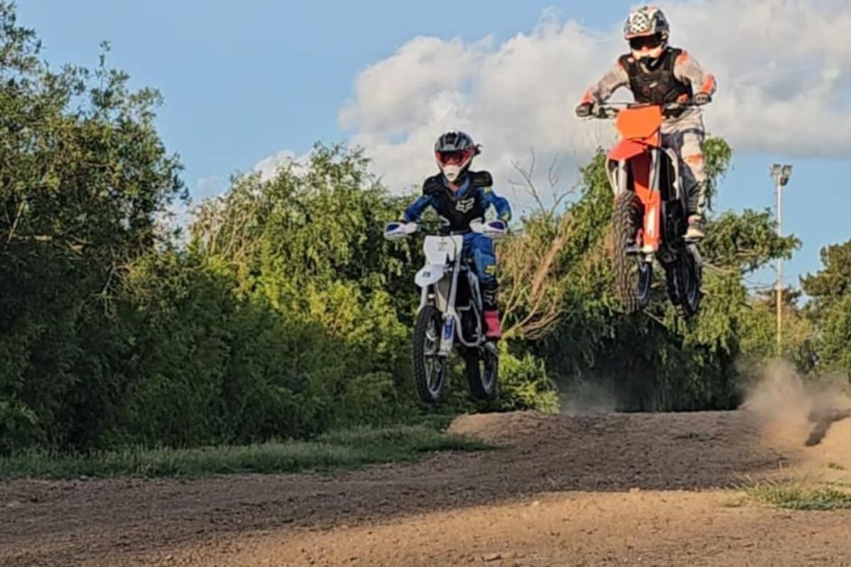 Sofía Scherrer, a la izquierda, hoy tiene 16 años y practica en la pista Millenium Otamendi de Campana