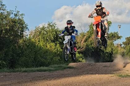 Sofía Scherrer, a la izquierda, hoy tiene 16 años y practica en la pista Millenium Otamendi de Campana