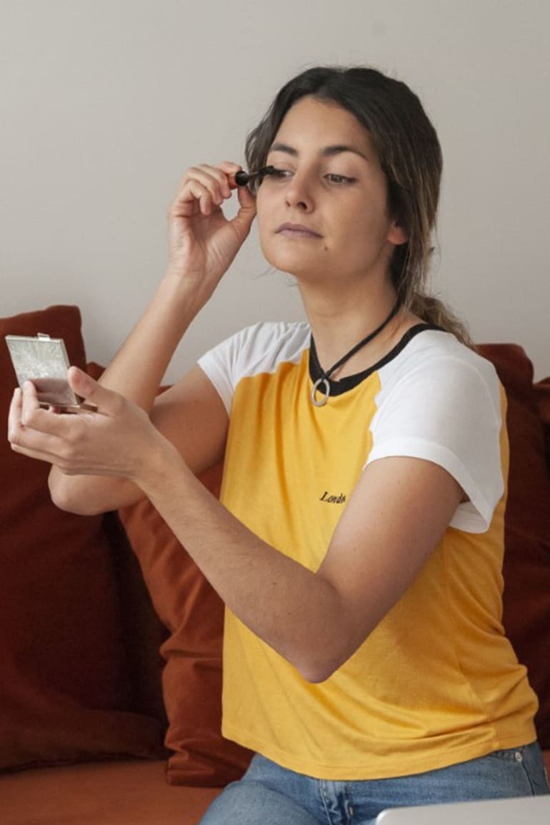 Sofía se prepara para una cita virtual desde el sillón de su casa
