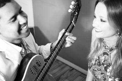 Sofía Tosello con el guitarrista peruano Yuri Juárez