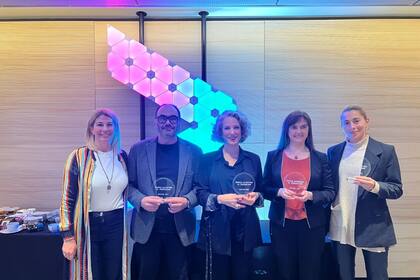 Sofía Vago, directora ejecutiva de Accenture Argentina, con los periodistas Leandro Africano, Carola Birgin, Silvia Stang y Camila Dolabjian