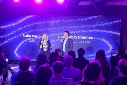 Sofía Vago y Juan Pablo Chemes, en la apertura oficial del Gen IA Studio de Accenture