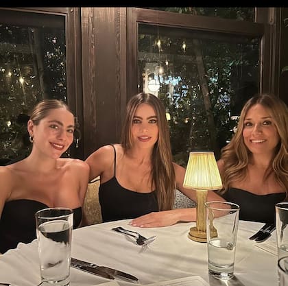 Sofía Vergara en una cena con su sobrina y una amiga