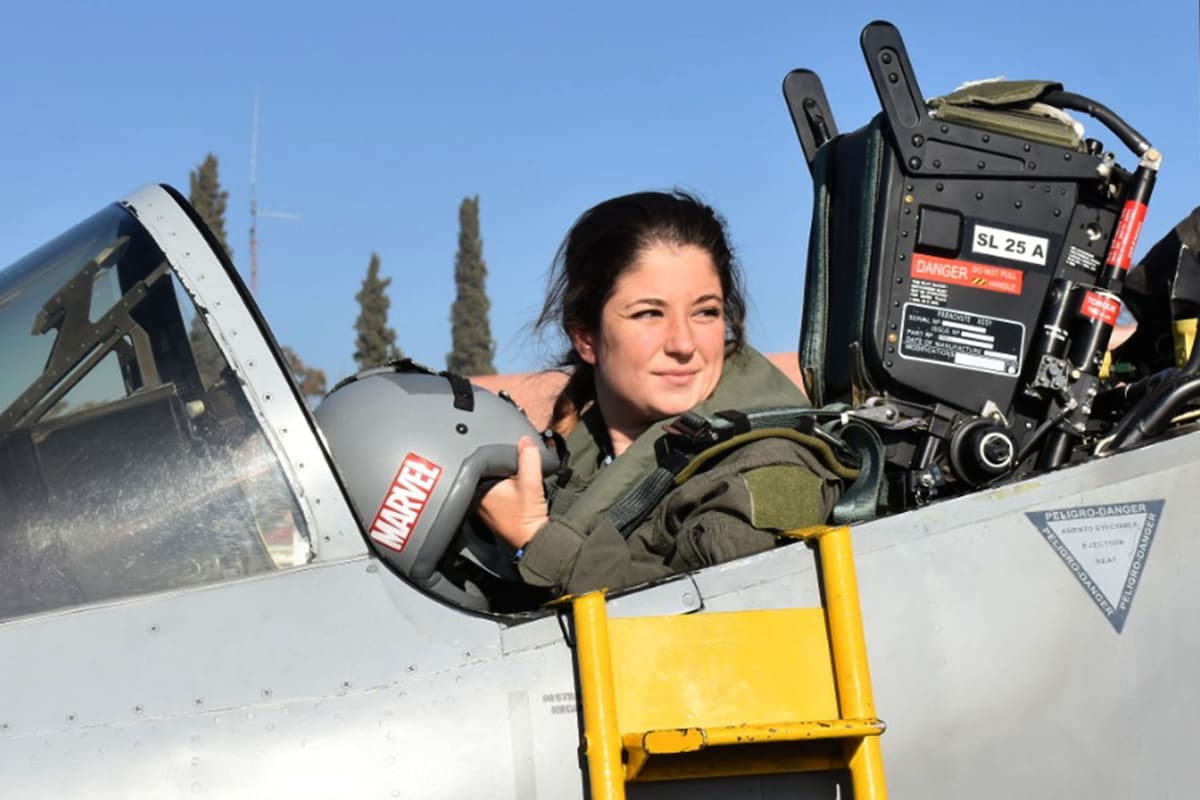 Sofía Vier, de 26 años, está a punto de convertirse en la primera mujer piloto de caza de la Fuerza Aérea Argentina, tras realizar un exitoso "Vuelo Solo", como parte de la especialización, en la IV Brigada Aérea en Mendoza