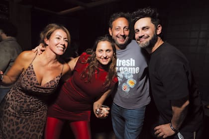 Sofía Vitola (de bordó), Ariel Staltari y su mujer Gabriela (de vestido aninal print) y Gonzalo Heredia