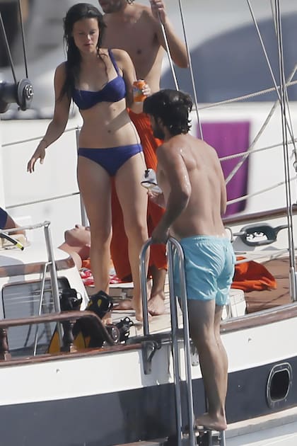Sofía y Carlos
festejaron su
compromiso con
un viaje a Ibiza,
en julio de 2014,
donde fueron
fotografiados
a bordo de
un yacht. Por
entonces, su
relación aún era
cuestionada
por los medios