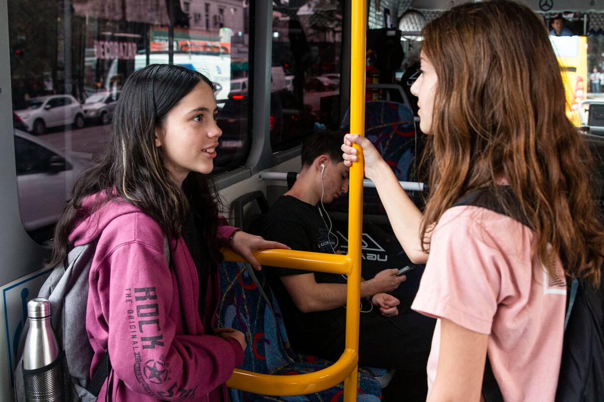 Sofía y Maia, de 12 años, camino al colegio en colectivo