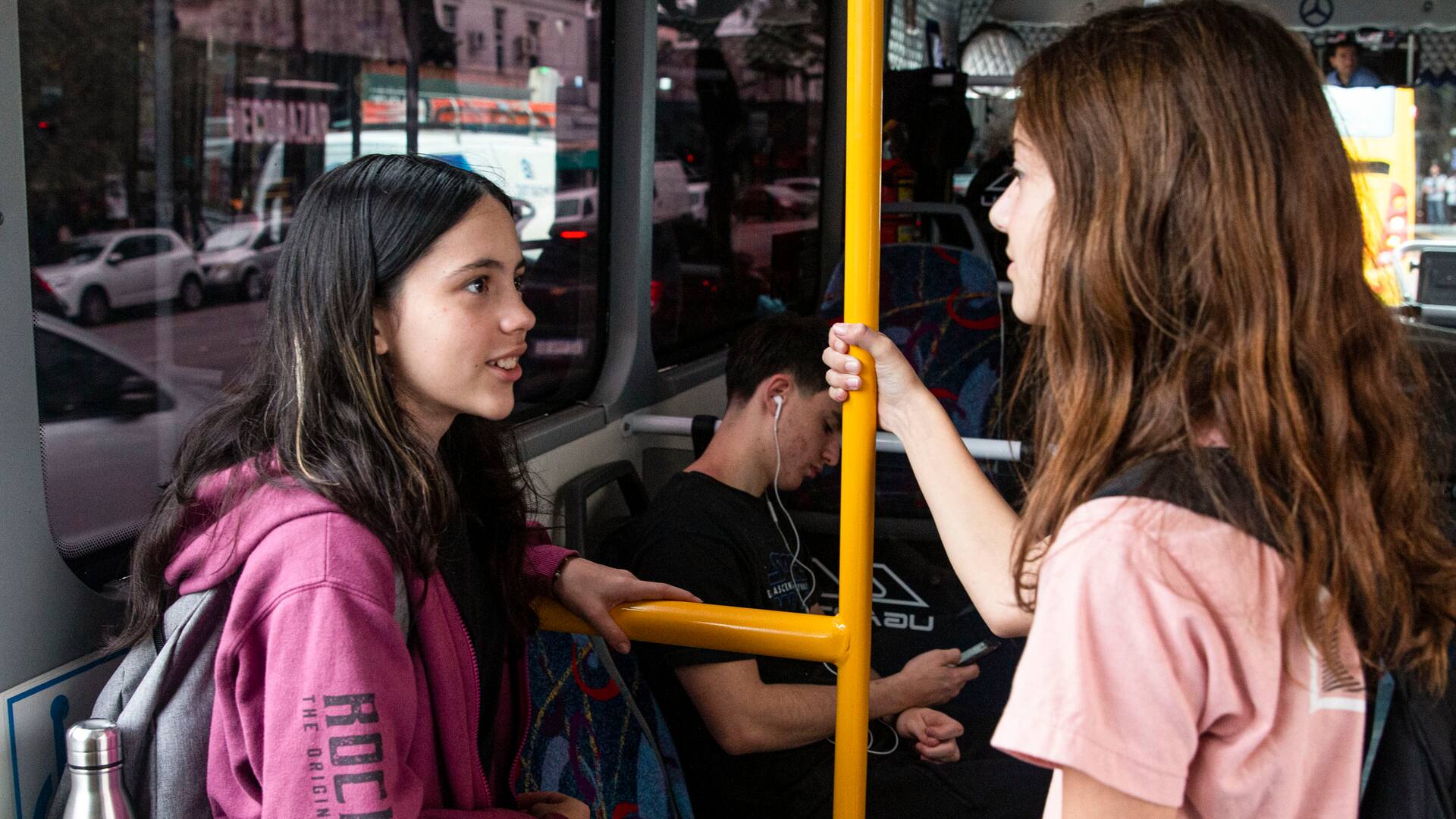 Sofía y Maia, de 12 años, camino al colegio en colectivo