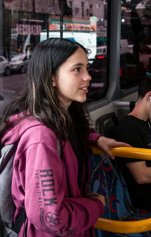 Sofía y Maia, de 12 años, camino al colegio en colectivo