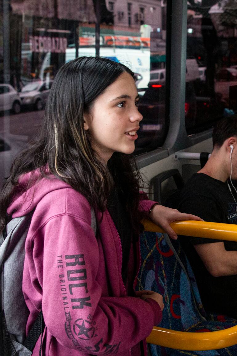 Sofía y Maia, de 12 años, camino al colegio en colectivo