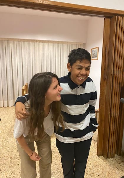 Sofía y Tincho ríen con complicidad. Fue la adolescente la que vio el video con su historia y se lo compartió a su familia.
