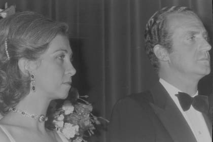 Sofía, ya sin la capa, y Juan Carlos, esuchan el discurso del presidente de facto Videla en el Concejo Deliberante