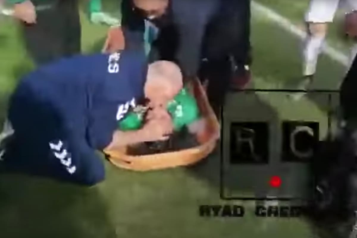 Sofiane Loukar murió en pleno partido de la segunda división de Argelia, tras sufrir un fuerte traumatismo.