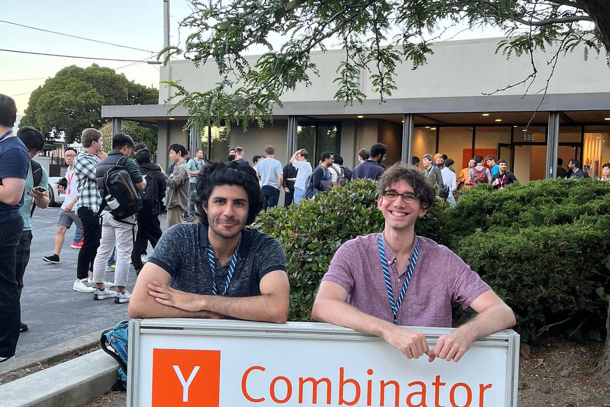 Soheil Sadabadi (24) y Lucas Urbisaia (29), los fundadores de Praxos