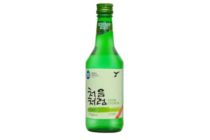 Soju, en su clásica botella verde.