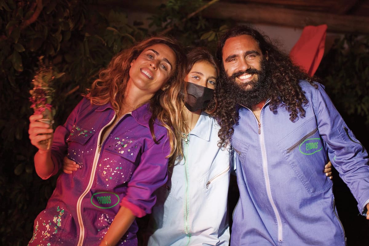 Sol Alac posa con su hija Elizabetta Cáceres Sorín y su marido, Juan Pablo Sorín, los tres lookeados con los monos de Eyddos.