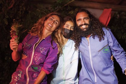 Sol Alac posa con su hija Elizabetta Cáceres Sorín y su marido, Juan Pablo Sorín, los tres lookeados con los monos de Eyddos.