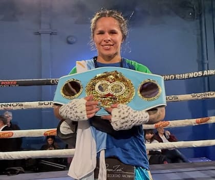 Sol Baumstarh, con el cinturón de campeona interina de peso mínimo de la FIB