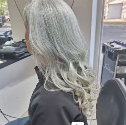 Sol, calor y el shampoo equivocado pueden cambiar el tono de tus canas sin que lo notes