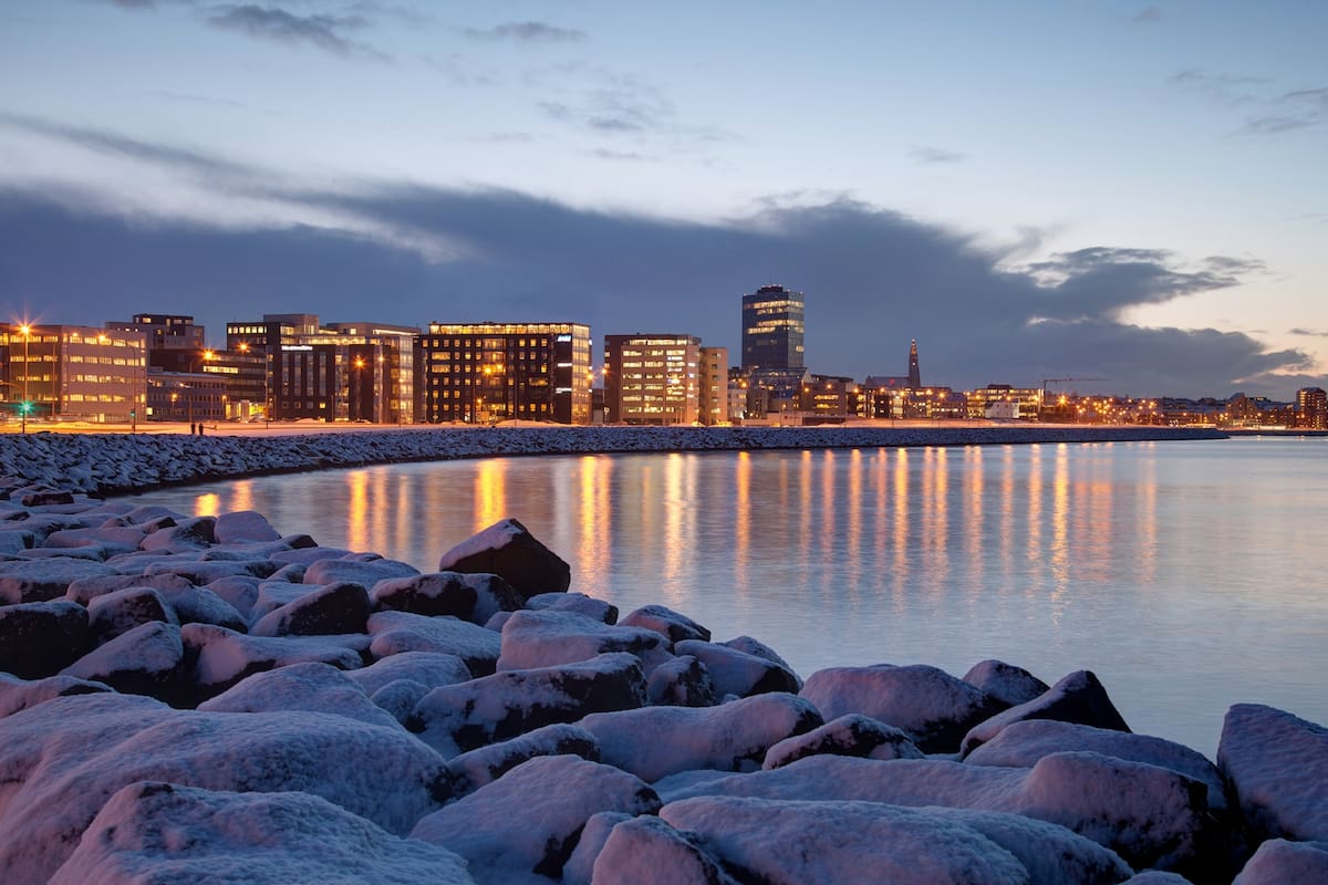 Sol de invierno alrededor del centro de la ciudad de Reikiavik Islandia