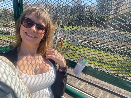 Sol Díaz Pugh en el puente de Colegiales donde comenzó la costumbre de pedir un deseo al paso del tren durante su tratamiento oncológico