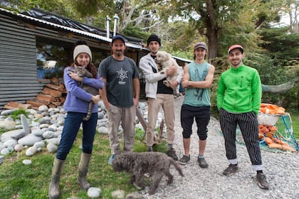 Sol Muñoz, Sergio Carrera, Inti Bugnest, Camilo Miceli y Lucas Carrera reciben a los turistas en Puerto Pirata.