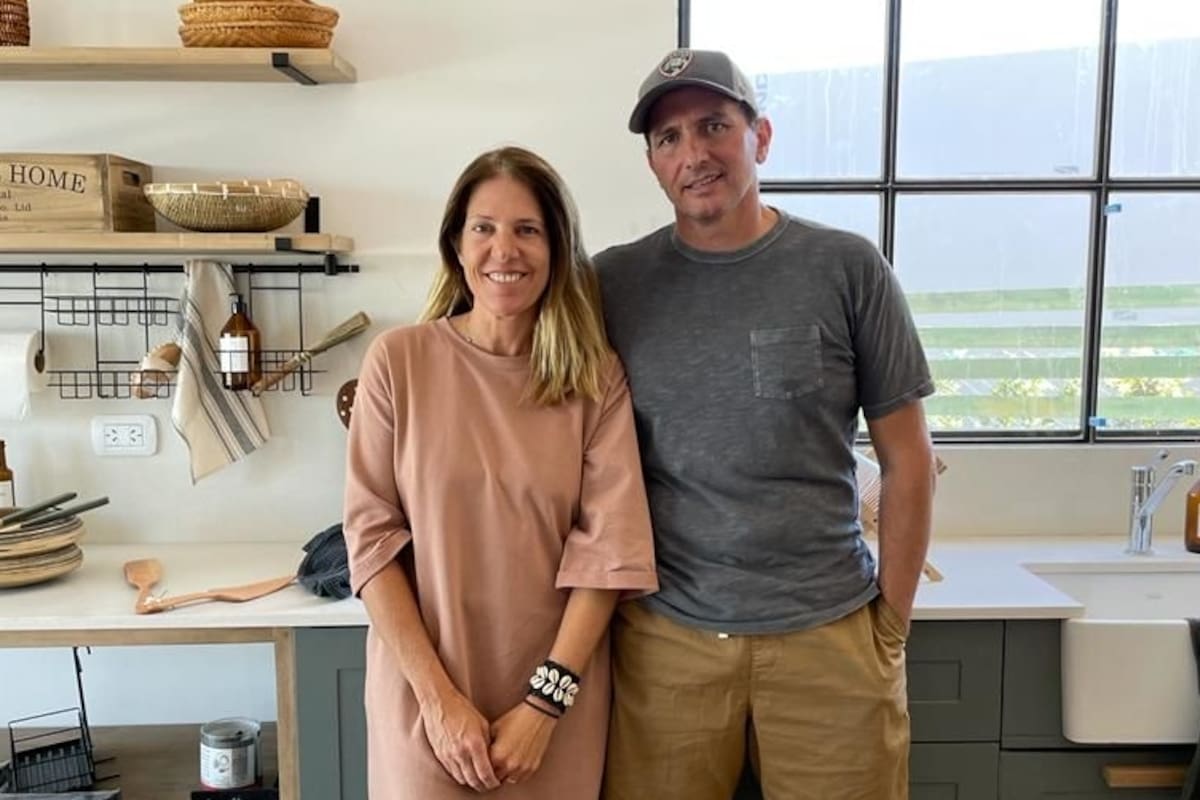 Sol Palou y Christian Boix juntos en la casa que construyeron combinando sus dos empresas: la construcción del Grupo Pauta y el diseño de interiores de Sol Palou Deco