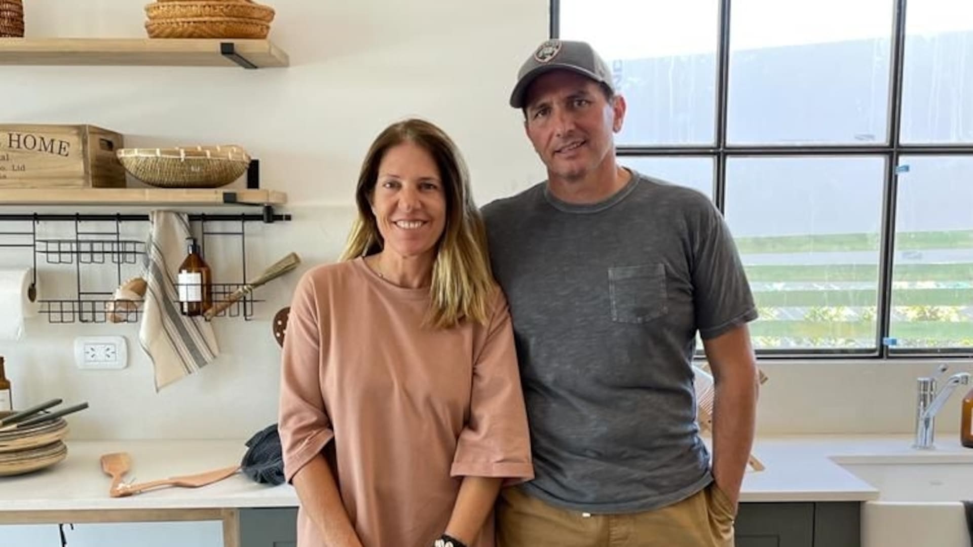 Sol Palou y Christian Boix juntos en la casa que construyeron combinando sus dos empresas: la construcción del Grupo Pauta y el diseño de interiores de Sol Palou Deco