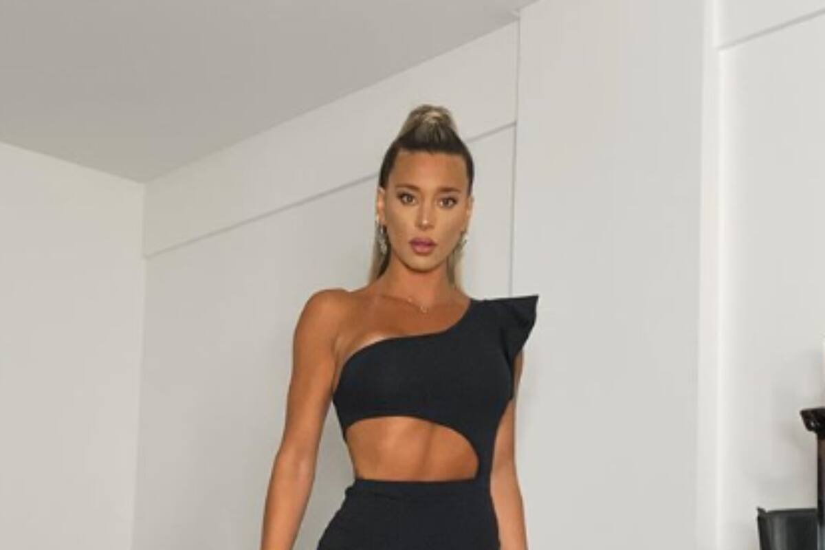 Sol Pérez posó en un ajustado vestido negro desde su living, pero olvidó ocultar un detalle que dejó al descubierto un rasgo de su personalidad