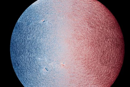Mapa que muestra la velocidad y la dirección del movimiento del material en la superficie visible del Sol