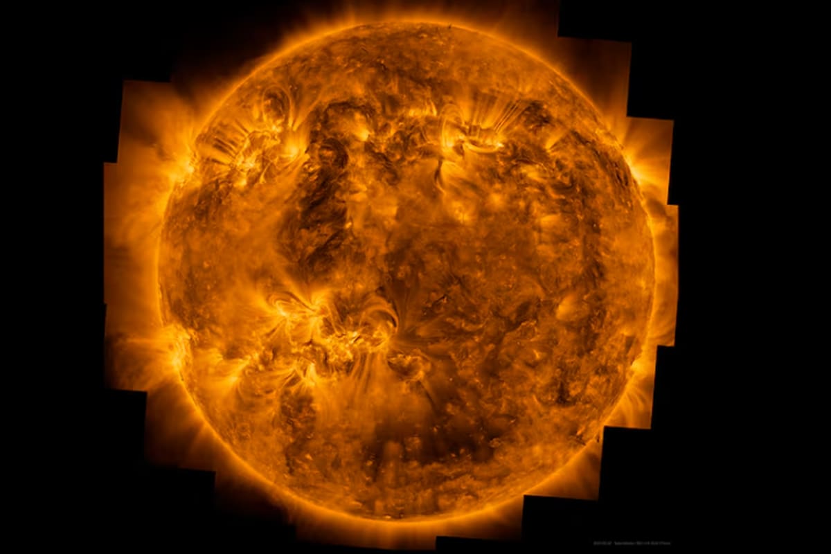 Imagen de la atmósfera superior del Sol, la corona, que muestra el plasma a un millón de grados Celsius moviéndose alrededor de la estrella