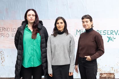 Sol Rodríguez y Mariela Paz Izurieta, integrantes de Relieve, junto a Victoria Cantoli, de Futuro, uno de los estudios que participó del desarrollo del proyecto arquitectónico para el predio