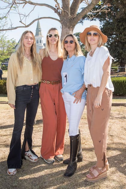 Sol Rueda con sus hijas, Anushka, María del Sol y Natasha Elliot.