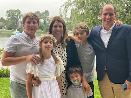 Sol y Christian con sus cuatro hijos