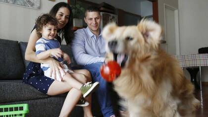 Sol y Pat von Borowski, con su hijo Franz, miran como juega su perro Tobey